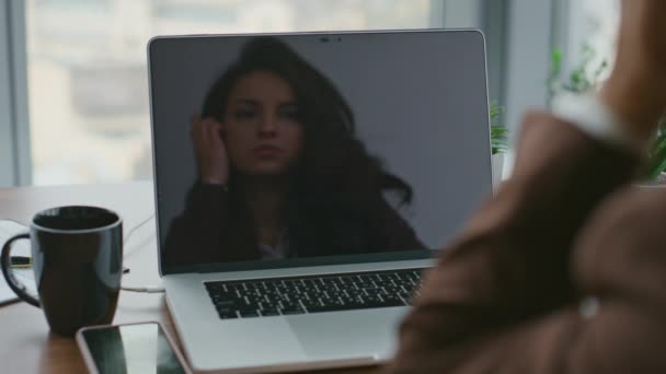 Poważny Biznes Pani Patrząc Ekran Laptopa Siedzi Przy Biurku Pracy — Wideo stockowe