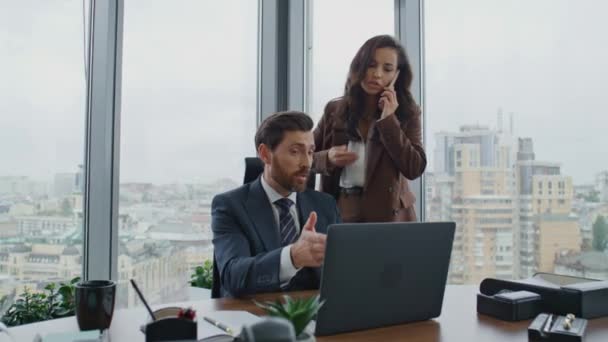 Lüks Bir Ofiste Birlikte Çalışan Çiftler Için Endişeliyiz Kendine Güvenen — Stok video