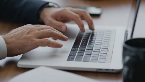 Mężczyzna Używa Touchpada Laptopie Wpisując Dokumenty Biurze Firmy Nierozpoznawalny Biznesmen — Wideo stockowe