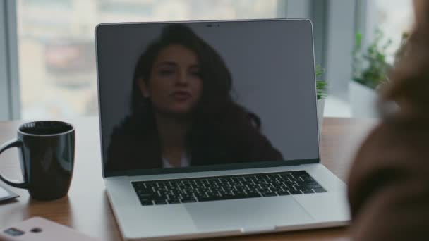 Atraktivní Obchodní Žena Mluví Videokonferenci Reflektující Obrazovce Notebooku Zblízka Důvěryhodný — Stock video