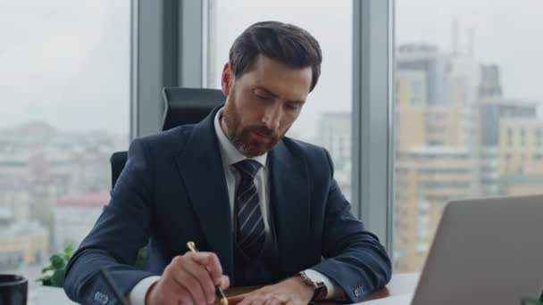 Pensive Project Manager Vytváří Nové Obchodní Nápady Sedí Moderní Kancelářský — Stock video