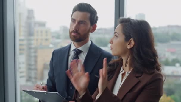 Ofis Penceresinde Duran Iki Kendine Güvenen Ortak Ortaklığını Tartışıyor Ciddi — Stok video