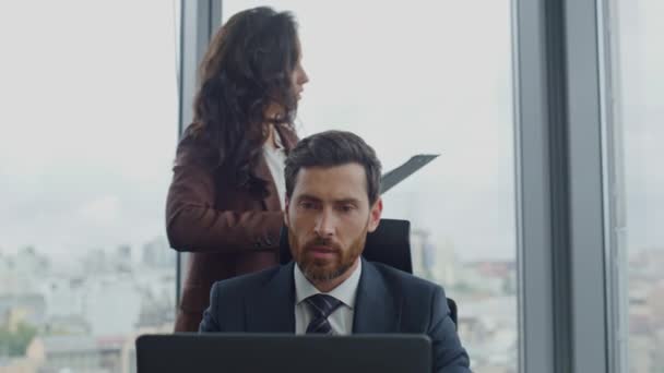 Kendine Güvenen Kadını Modern Kurumsal Ofiste Erkek Yöneticiye Meselelerini Dikte — Stok video