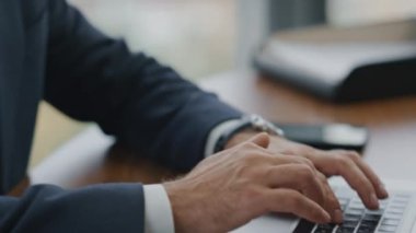 Ofis masasında oturup dizüstü bilgisayarla rapor yazan ciddi bir mali analist. Modern teknolojileri kullanarak şirket giderlerini hesaplayan çekici bir muhasebeci. Odaklanmış CEO yöneticisi çalışıyor.