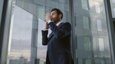 Deli şirket yöneticisi telefonda bağırıyor. Baş ağrısından yakınıyor. Kızgın yönetmen telefon konuşmasından sonra depresyona girdi. Stresli iş adamı akıllı telefon kullanarak tartışıyor.