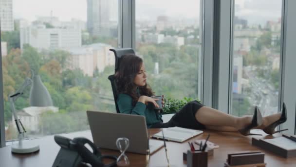 Pewna Siebie Bizneswoman Brunetka Kładąc Nogi Stole Siedzi Nowoczesne Biuro — Wideo stockowe