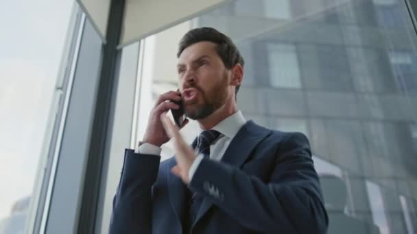 상사가 전화로 다투는 합니다 사업가가 현대식 사무실에서 대화를 끝내고 회사의 — 비디오