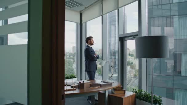Zaneprázdněný Právník Přemýšlí Pracovním Případu Který Stojí Moderní Kanceláři Elegantním — Stock video