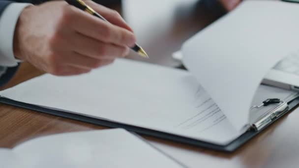 Человек Руками Ставит Подпись Официальных Документах Ручкой Крупным Планом Неизвестный — стоковое видео