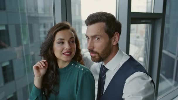 Couple Joyeux Hommes Affaires Avoir Une Conversation Occasionnelle Après Réunion — Video