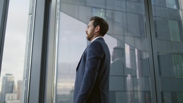 Бородатый Сотрудник Компании Испытывает Стресс Думая Перспективах Бизнеса Стоящих Окна — стоковое видео