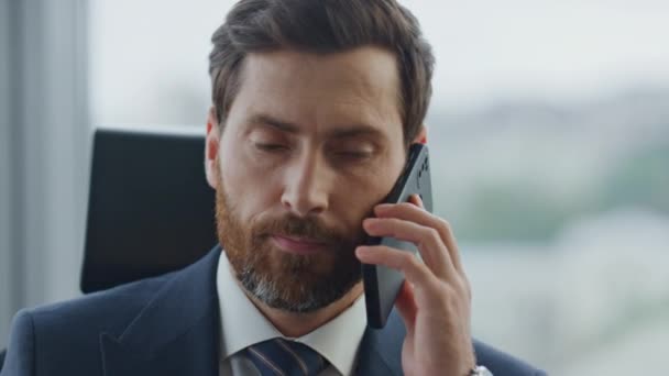Exhausto Jefe Mediana Edad Llamando Por Teléfono Sentado Oficina Moderna — Vídeo de stock