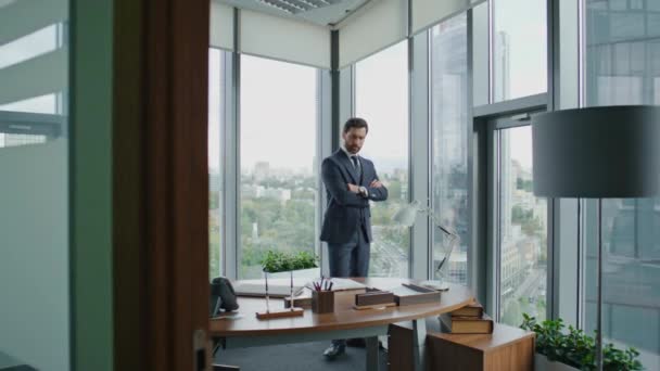 Akıllı Zengin Işadamı Elleri Çapraz Pencereli Bir Şekilde Ofiste Anlaşma — Stok video