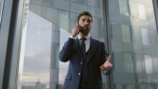 Pengusaha Yang Percaya Diri Berbicara Telepon Dekat Jendela Kantor Menutup — Stok Video