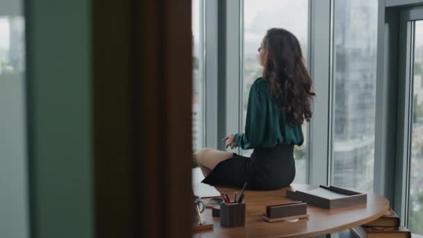 Akıllı Kadın Yönetmen Ahşap Masada Oturuyor Defterine Alıyor Zarif Kıyafetler — Stok video