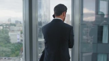 Sinirli sakallı müdür, ofis penceresinin önünde duran kötü haberleri duymayı bitirdi. Orta yaşlı, bitkin işadamı iş başarısızlığı şirketinin finansal sorunu için endişeleniyor..