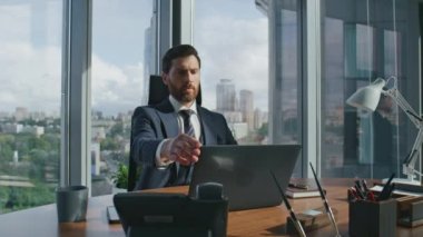 Ofis masasında dizüstü bilgisayarını kapatan düşünceli bir iş adamı stresli hissediyor. Krizdeki iş sorunlarını düşünen sakallı yönetici. Ciddi finansal uzmanlar şirket sorunları çözüyor..