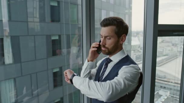 Homme Affaires Sérieux Confiant Prendre Rendez Vous Par Téléphone Regarder — Video