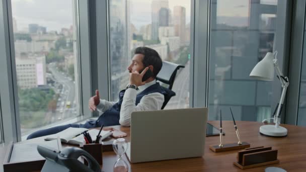 Zajęty Właściciel Firmy Rozmawia Przez Telefon Siedząc Wygodnym Fotelu Biurowym — Wideo stockowe