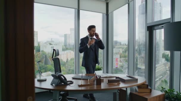 Dühös Elfoglalt Vállalkozó Beszél Telefon Gesztikulál Érzelmileg Áll Modern Irodában — Stock videók