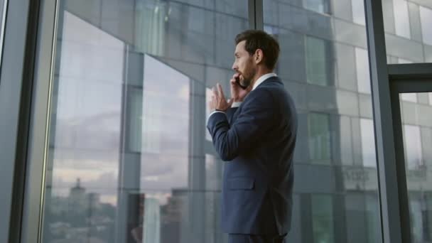 Seriöser Finanzspezialist Der Stehen Eleganten Anzug Telefon Über Arbeitsangelegenheiten Diskutiert — Stockvideo
