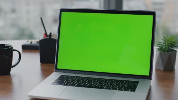 Nowoczesny Zielony Ekran Laptop Stojący Biurku Drewniane Biurko Zbliżenie Widok — Wideo stockowe
