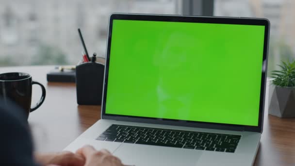 Hombre Negocios Usando Computadora Portátil Pantalla Verde Oficina Compañía Cerca — Vídeo de stock