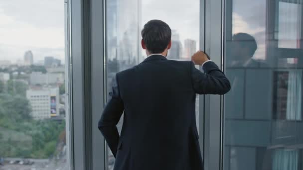 Selbstbewusster Regisseur Der Eleganter Anzug Nahaufnahme Vor Einem Bürofenster Die — Stockvideo