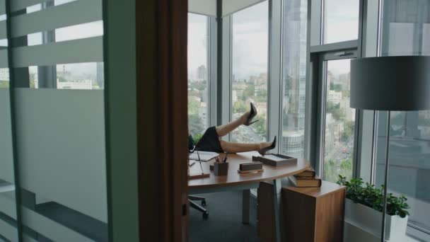Успешная Деловая Женщина Сидящая Современным Офисным Столом Разговаривающая Телефону Весело — стоковое видео
