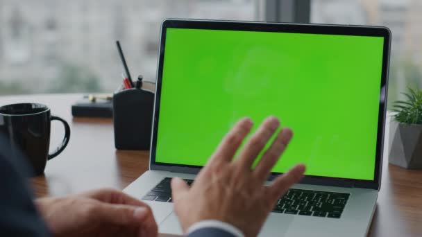 Unerkennbarer Chef Der Auf Den Grünen Bildschirm Seines Laptops Blickt — Stockvideo