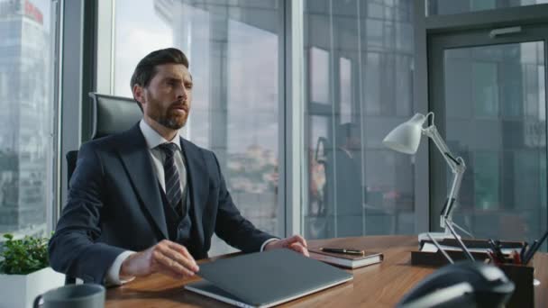 Задумчивый Бородатый Офисный Работник Выключает Крышку Ноутбука Столом Современном Офисе — стоковое видео