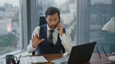 Kendine güvenen sakallı danışman. Masadaki not defterine telefon görüşmesiyle randevu alıyor. Akıllı telefondan konuşurken dizüstü bilgisayar kullanmakla meşgul. Modern ofiste başarılı bir girişimci..