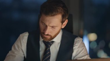 Gece geç saatlere kadar çalışan bitkin sakallı iş adamının portresi. Şirket kabinesinde tek başına oturup fazla mesai yapmaktan yorgun düşmüş bir yönetici. Çok çalışan girişimci kurumsal sorunlarla meşgul..