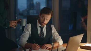 Dost canlısı genç bir kadın, erkek iş arkadaşına kahve veriyor. Şirket ofisinde önemli bir işi var. Gece geç saatlerde kapatıyoruz. Çekici kız asistan sakallı CEO yöneticisine bardak içeceği getiriyor.