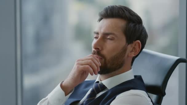Zarif Takım Elbise Içinde Modern Ofiste Oturan Düşünceli Yönetici Stratejisi — Stok video