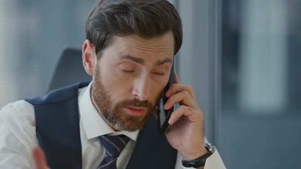 Mądry Zajęty Reżyser Rozmawiający Pracy Przez Telefon Portret Brodatego Menedżera — Wideo stockowe