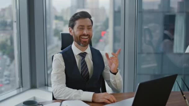 微笑的员工在与同事的虚拟会议上交谈 这些同事都坐在现代化的办公室里 满意的商人有成功的在线谈判 公司的老板很高兴在网上聊天 — 图库视频影像