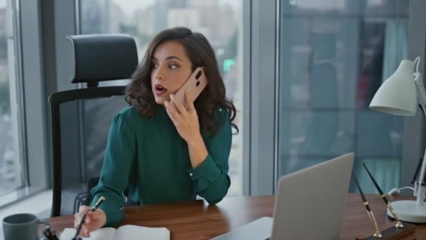 Ocupada Mulher Negócios Atraente Dando Ordens Por Telefone Sentado Mesa — Vídeo de Stock