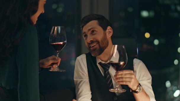 Felices Colegas Sonrientes Hablando Beber Vino Oficina Compañía Hasta Tarde — Vídeos de Stock