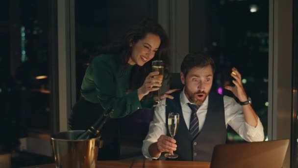 Två Kontorspartners Spännande Genom Affärsframgång Med Champagneglas Nöjd Man Kvinna — Stockvideo