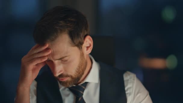 Stressad Företagsarbetare Känner Huvudvärk Övertid Arbetar Kontoret Sent Kvällen Närbild — Stockvideo