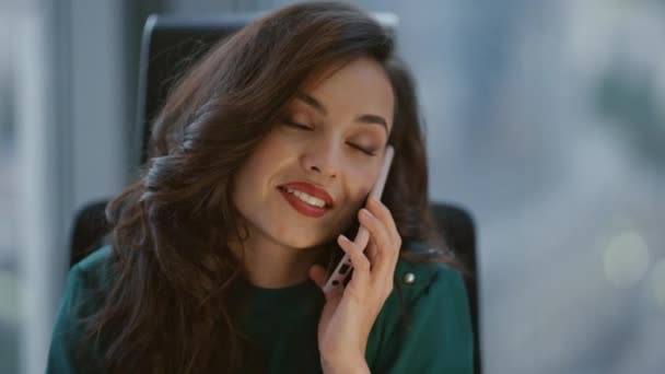 Kendine Güvenen Kadını Modern Ofiste Telefonla Konuşuyor Akıllı Telefon Kullanarak — Stok video