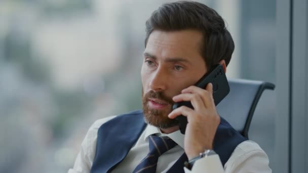 公司员工穿着雅致的西服坐在办公室讲电话的肖像 自信忙碌的执行经理通过电话预约 企业家讨论工作流程 — 图库视频影像