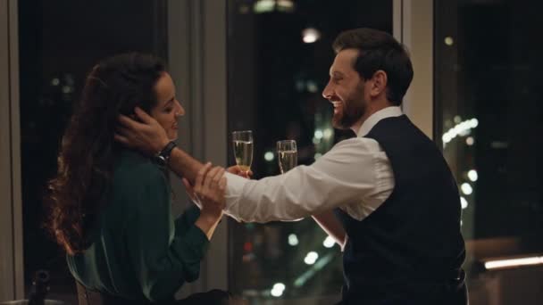 Glada Flirtande Par Dricker Champagne Sittandes Vid Panoramafönster Kvällstid Skäggig — Stockvideo