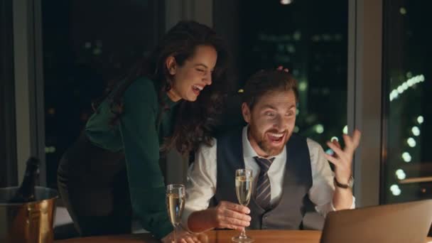 Heyecanlı Ekibi Başarısını Kutlamak Için Şampanyayla Gülümsüyor Dizüstü Bilgisayara Yakından — Stok video