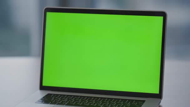 Ofis Masasında Duran Modern Bilgisayarın Boş Yeşil Ekran Monitörü Krom — Stok video