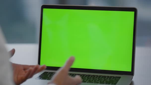 不明经理工作在铬键笔记本电脑进行商务视频会议在办公室关门 商人们正在谈论与同事们的在线会议 为他们的工作做准备 绿色屏幕计算机 — 图库视频影像
