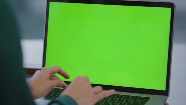 女性手在键盘绿色屏幕上打字笔记本电脑工作办公室关门 不知名的女商人使用彩色键计算机编写报文搜索信息 模拟监视器 — 图库视频影像