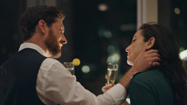 Några Älskande Flörtar Dejten Och Dricker Champagne Fönsternärbild Bearded Man — Stockvideo