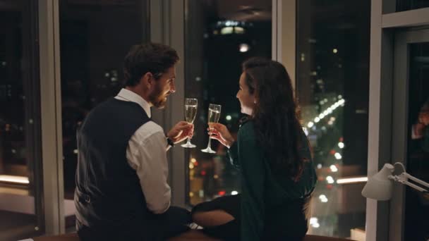 Прекрасная Пара Пьет Шампанское Наслаждаясь Романтическим Вечером Сидя Окна Прекрасным — стоковое видео